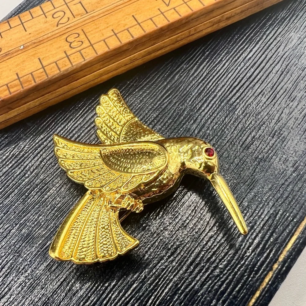 Vintage gold tone hummingbird brooch pin rhinestone eye